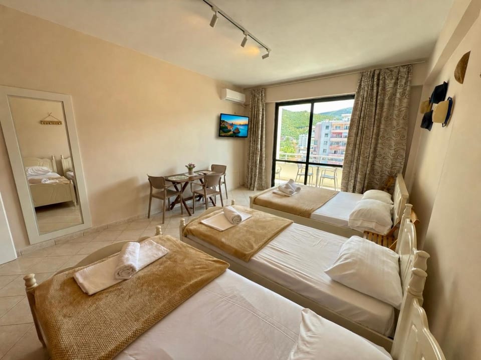 Bed, TV and multimedia, Living room, Photo of the whole room, Seating area, Bedroom, towels