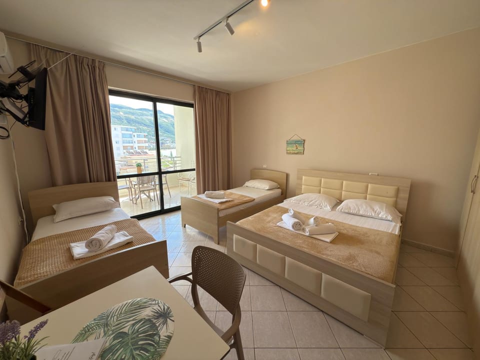 Bed, TV and multimedia, Living room, Photo of the whole room, Seating area, Bedroom, towels