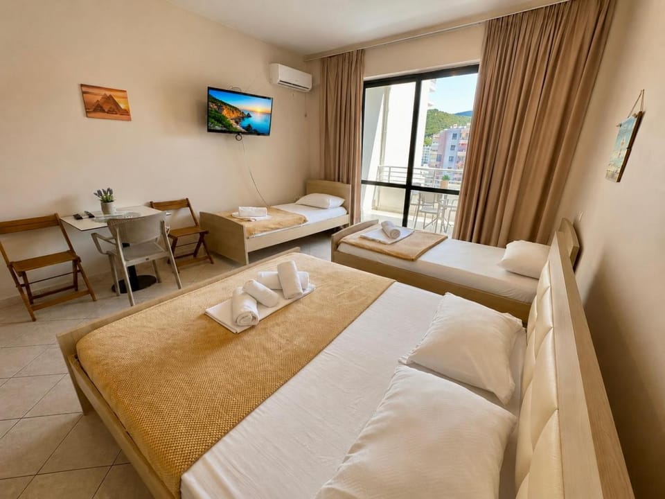 Bed, TV and multimedia, Photo of the whole room, Bedroom, towels