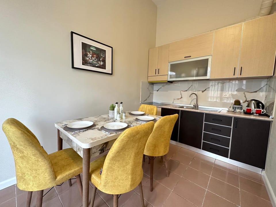 Coffee/tea facilities, Kitchen or kitchenette, Living room, Seating area, Dining area, minibar, pet friendly, stove