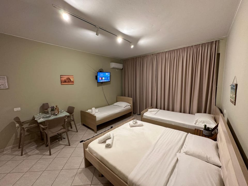 Bed, TV and multimedia, Living room, Photo of the whole room, Seating area, Bedroom