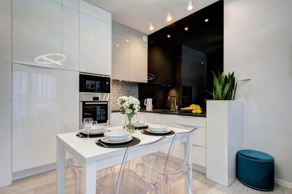Kitchen or kitchenette, Dining area