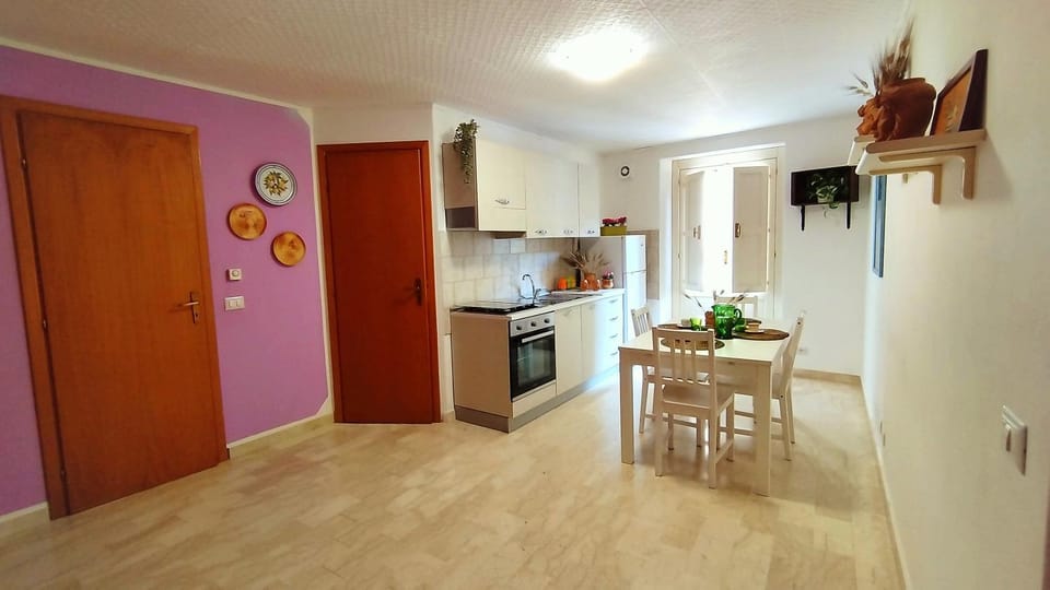 View (from property/room), Kitchen or kitchenette, Dining area, City view, Landmark view, Landmark view, Street view, Quiet street view, internet, internet, pet friendly, stove, kitchen, kitchen