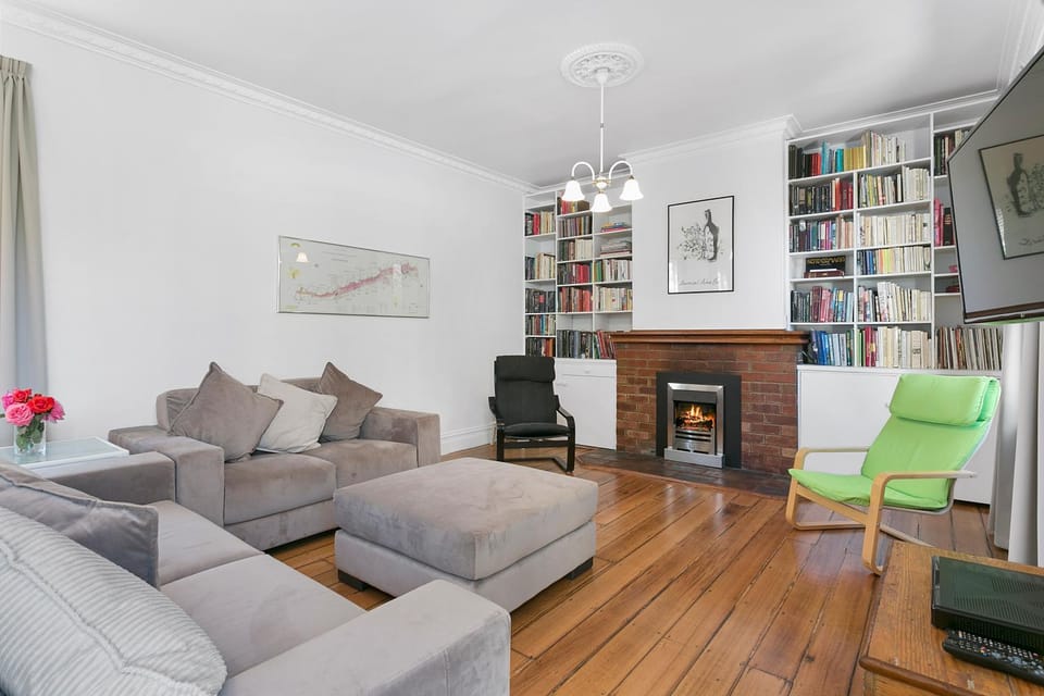 Communal lounge/ TV room, Library, Living room, Seating area