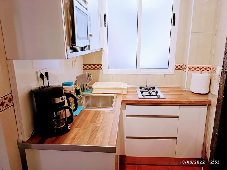 Kitchen or kitchenette, minibar, stove, stove