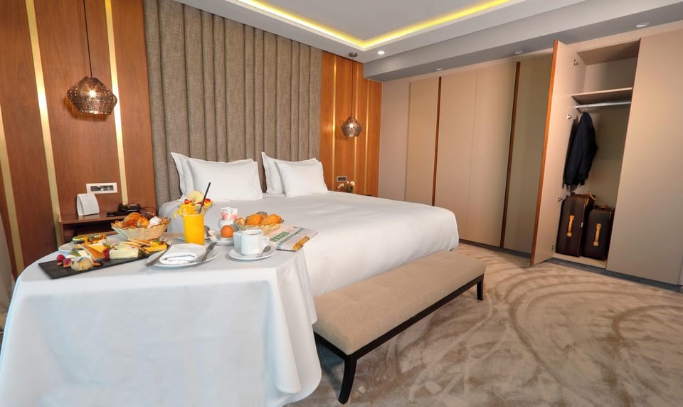 Bed, Food and drinks, Photo of the whole room, Bedroom