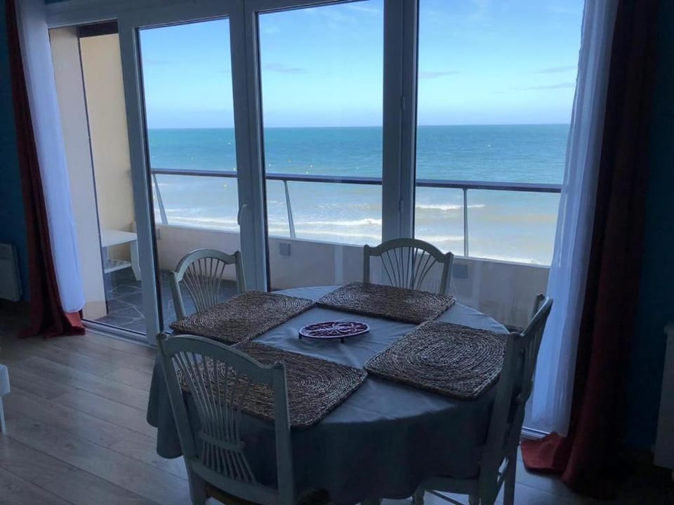 Natural landscape, Living room, Seating area, Dining area