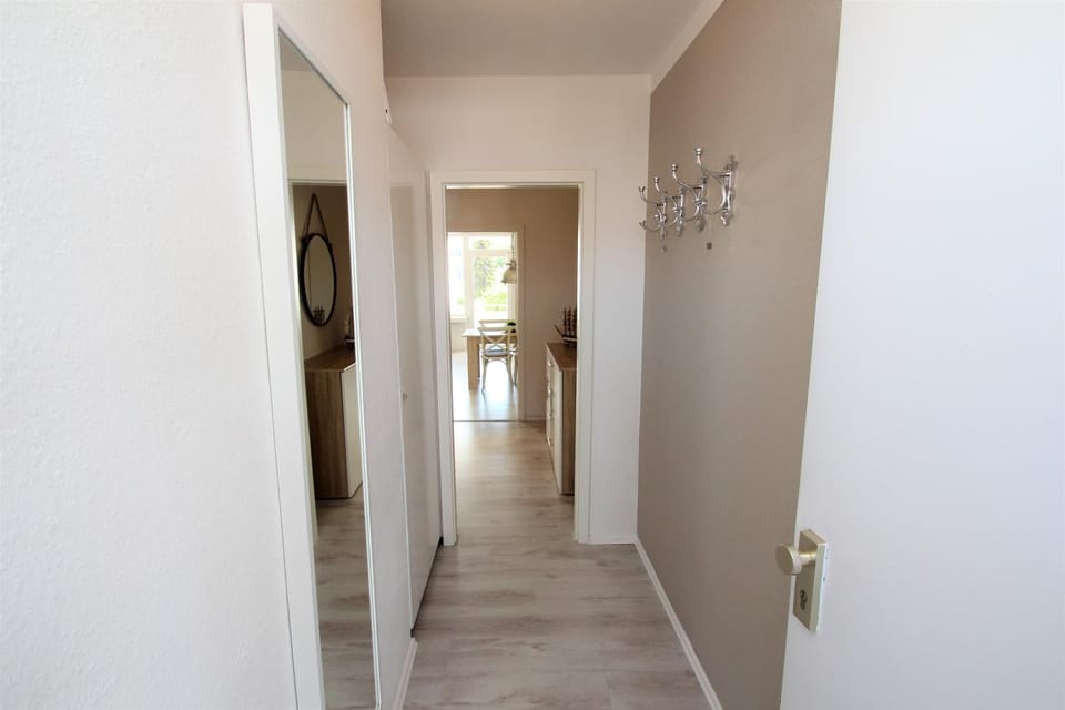 Photo of the whole room, Decorative detail
