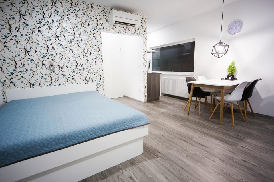 Bed, Photo of the whole room, Dining area
