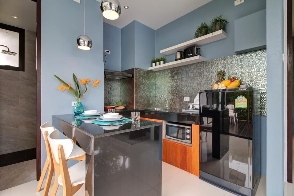 Property building, Kitchen or kitchenette, Dining area, minibar, stove, toaster