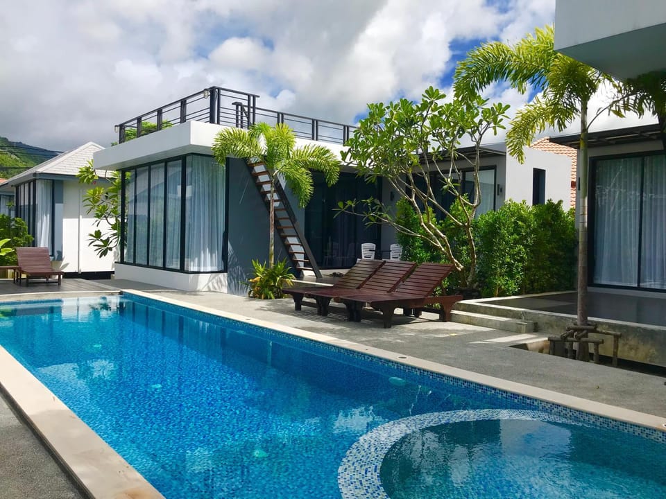 Property building, Patio, Day, Garden, Balcony/Terrace, On site, Garden view, Pool view, Pool view, Swimming pool, Inner courtyard view, sunbed