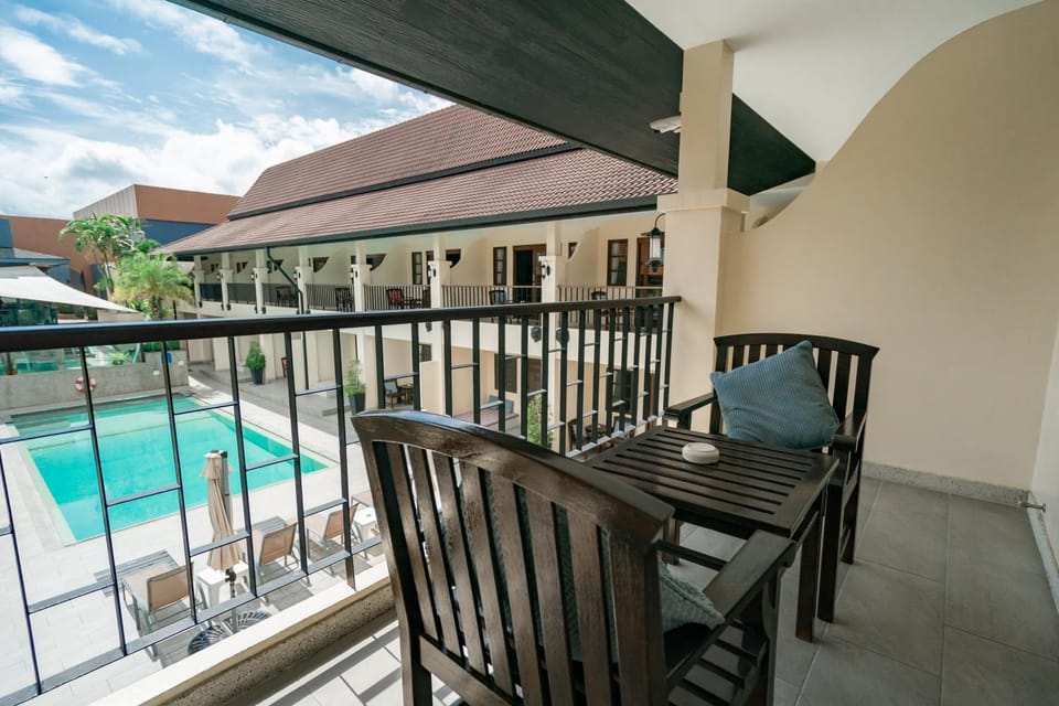 View (from property/room), Balcony/Terrace, Seating area, Pool view