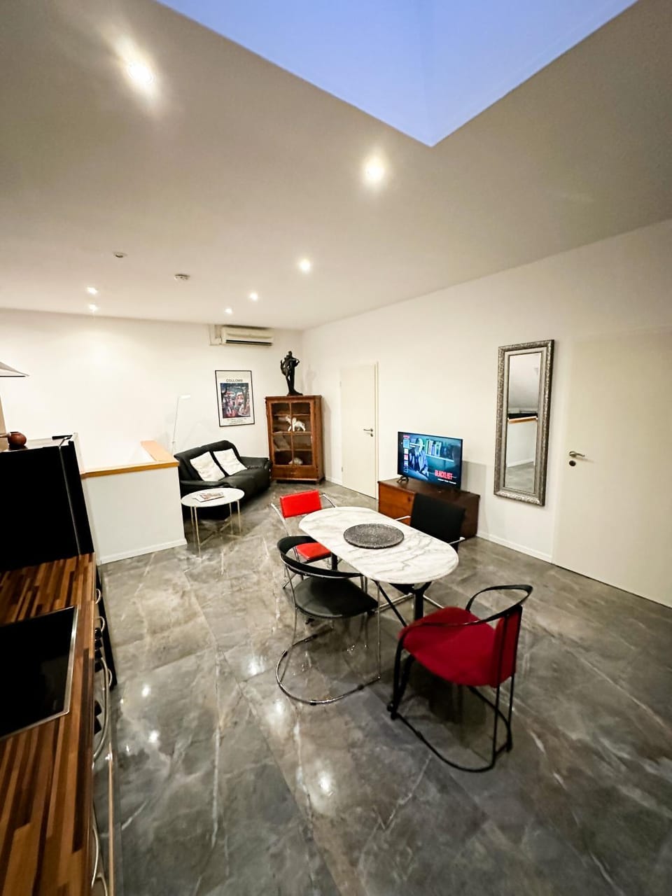 TV and multimedia, Living room, Seating area, Dining area