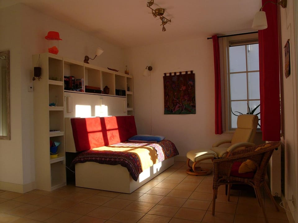 Bed, Seating area