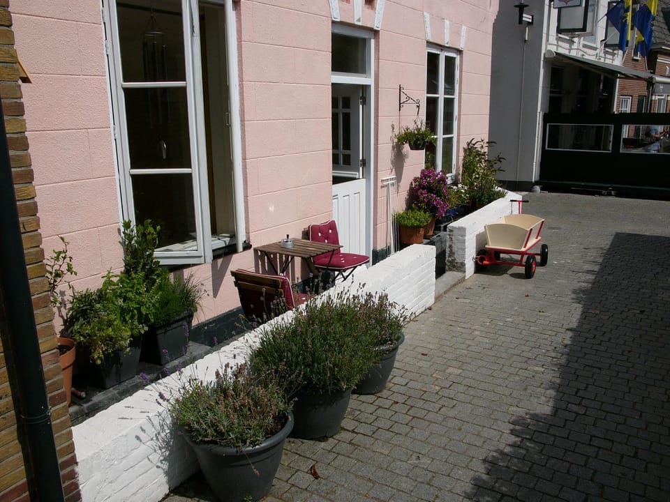 Facade/entrance, Garden, Balcony/Terrace