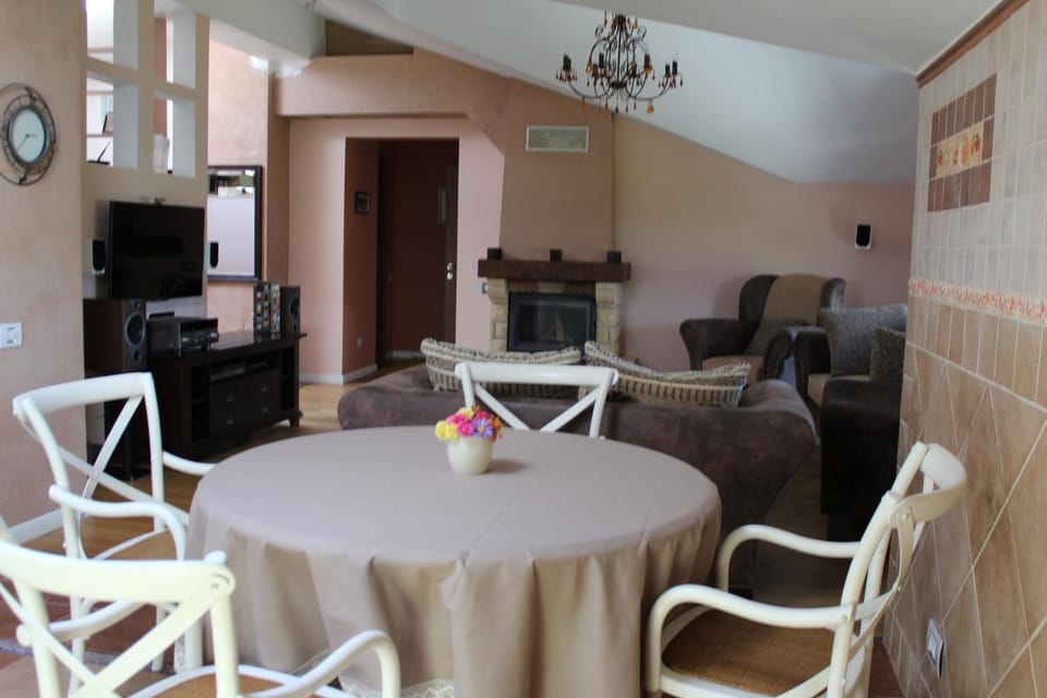 Coffee/tea facilities, Kitchen or kitchenette, Dining area, Meals, Breakfast, Continental breakfast, Italian breakfast, American breakfast, Lunch, Dinner