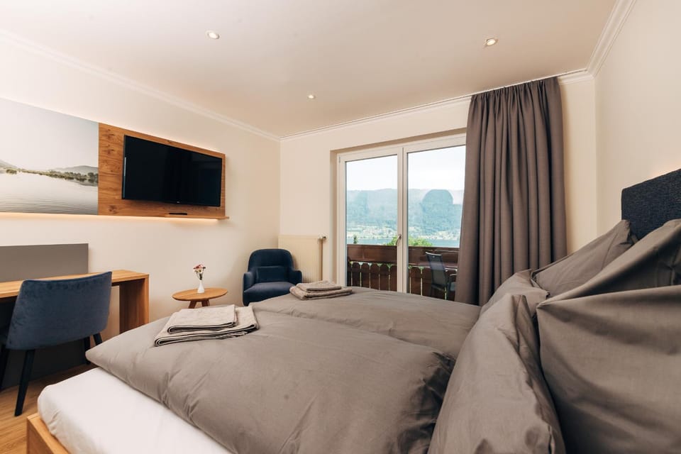 Bed, Natural landscape, TV and multimedia, Photo of the whole room, Seating area, Bedroom