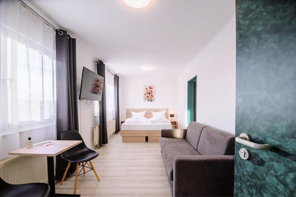 Bed, TV and multimedia, Photo of the whole room, Seating area, Bedroom