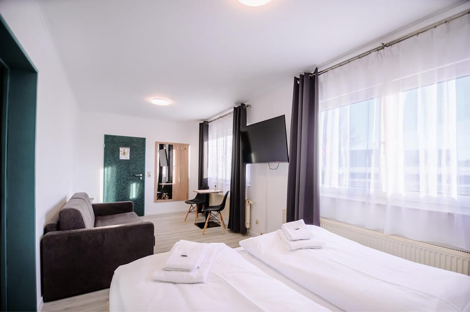 Bed, TV and multimedia, Seating area