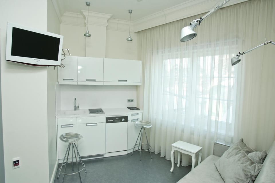 TV and multimedia, Coffee/tea facilities, Kitchen or kitchenette, Decorative detail, Dining area