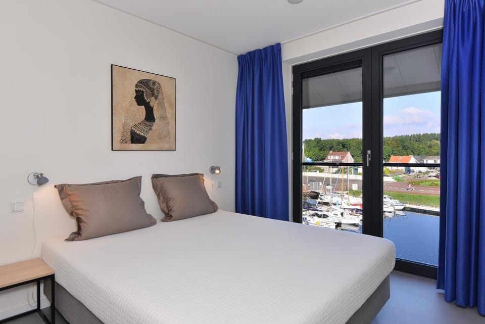 Bedroom, Lake view