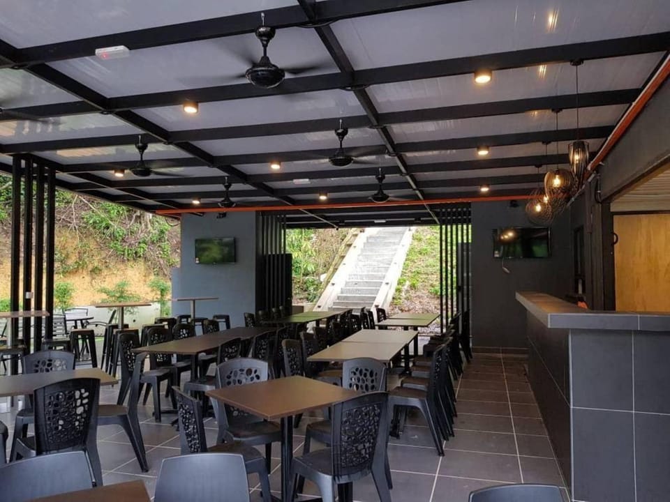 Restaurant/places to eat, Day, Living room, Banquet/Function facilities, Seating area