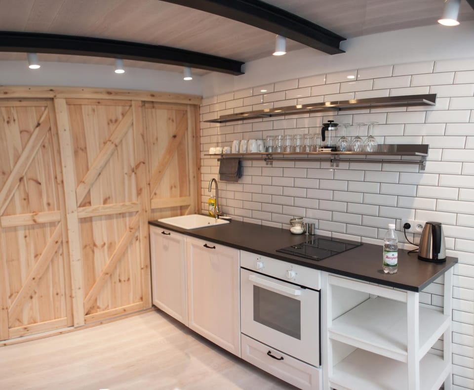 Coffee/tea facilities, Kitchen or kitchenette, stove