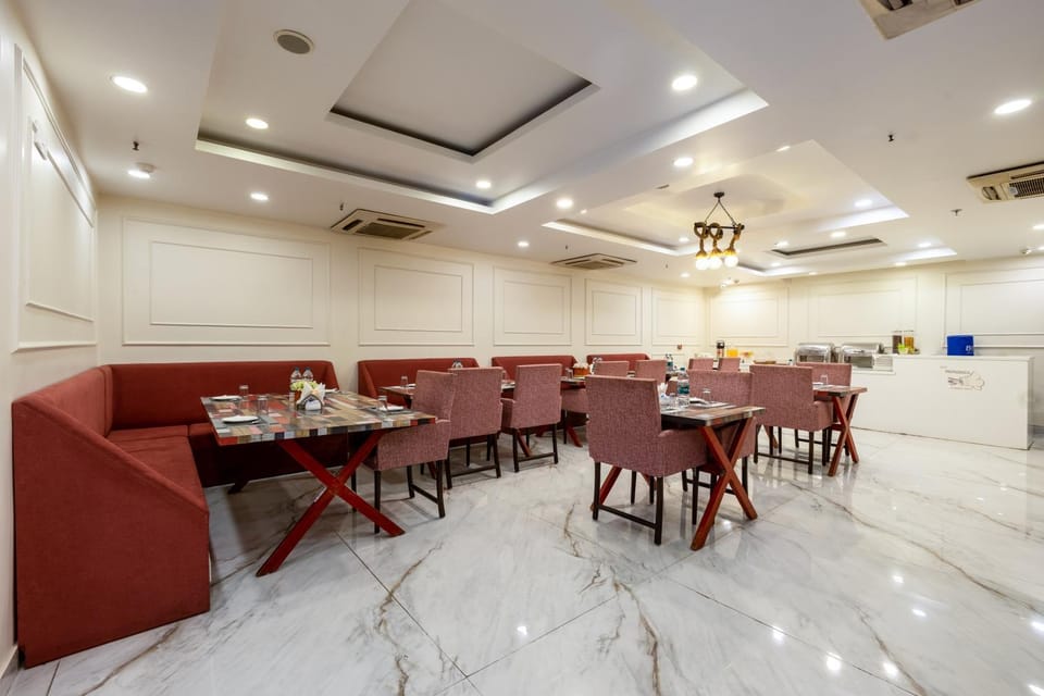 Restaurant/places to eat, Banquet/Function facilities, Seating area, air conditioner