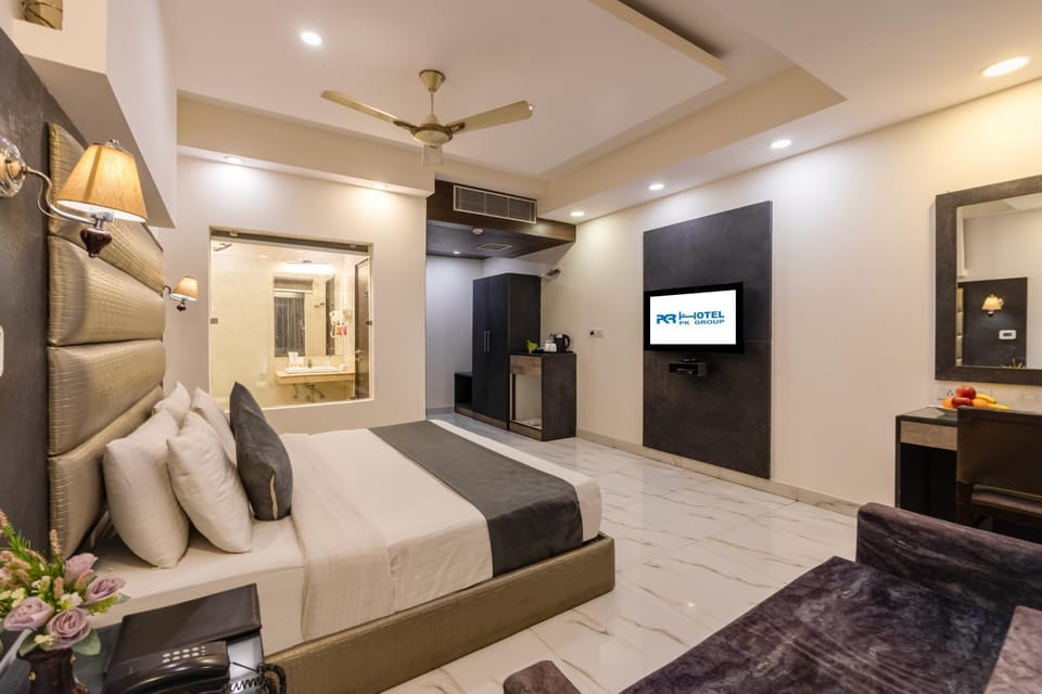 Bed, TV and multimedia, Photo of the whole room, Seating area, Evening entertainment, Bedroom, air conditioner