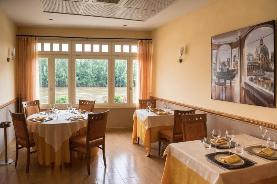 Restaurant/places to eat, Food and drinks, Banquet/Function facilities, Dining area, Food