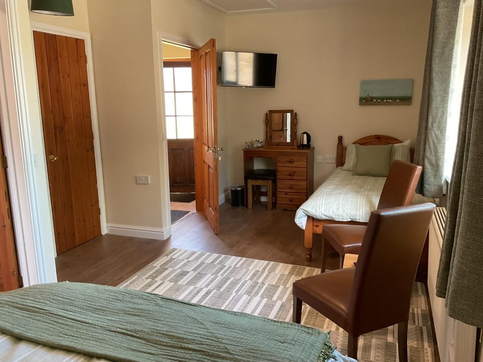 TV and multimedia, Seating area, Bedroom, towels, wardrobe