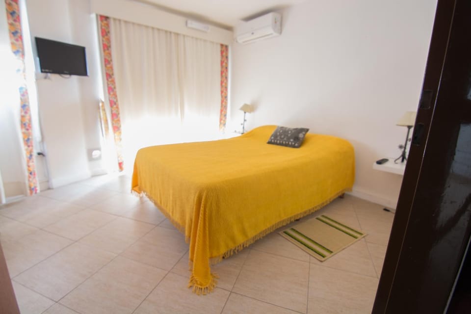 Bed, TV and multimedia, Photo of the whole room, Bedroom, air conditioner