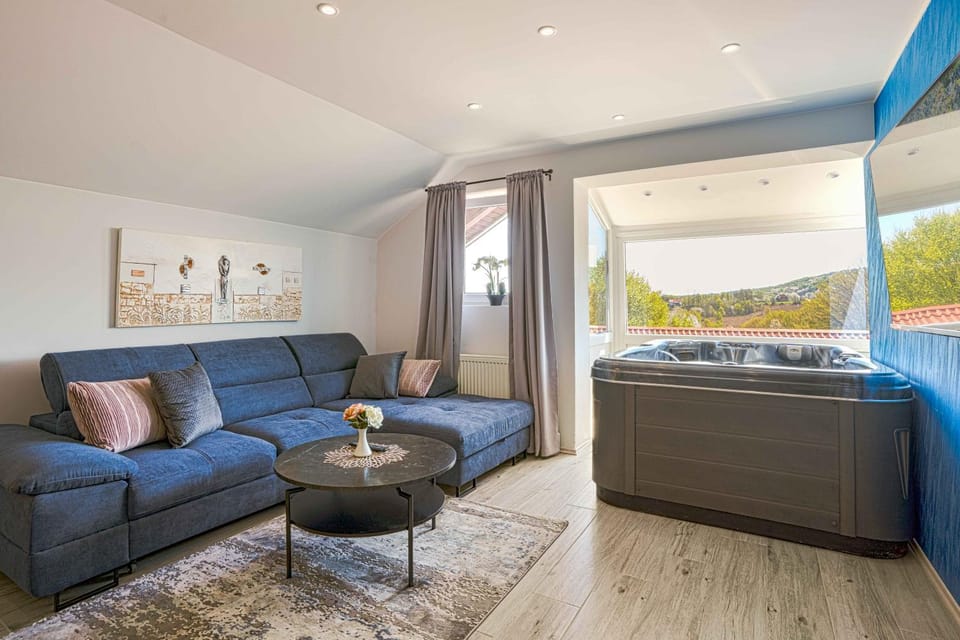 Hot Tub, Living room, Seating area