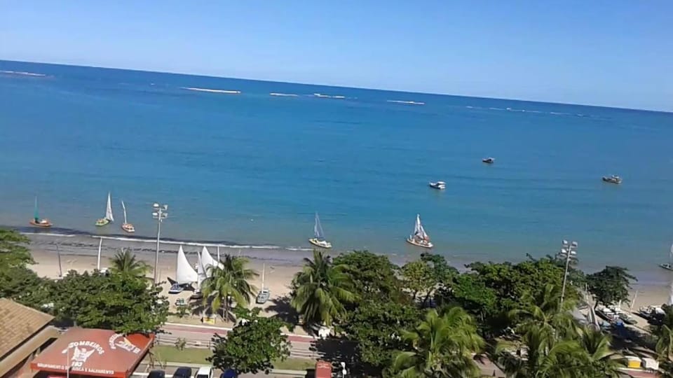 NA BEIRA MAR DE PAJUCARA - EDIFICIO NEO 2 - TEM VARANDA - VISTA LATERAL DO MAR- APARTAMENTO COM 02 QUARTOS - AVENIDA DOUTOR ANTONIO GOUVEIA 1081- CONSUMO ELETRICO É PAGO No CKECK-OUT 1KWH É 1,35 REIAS Apartment in Maceió