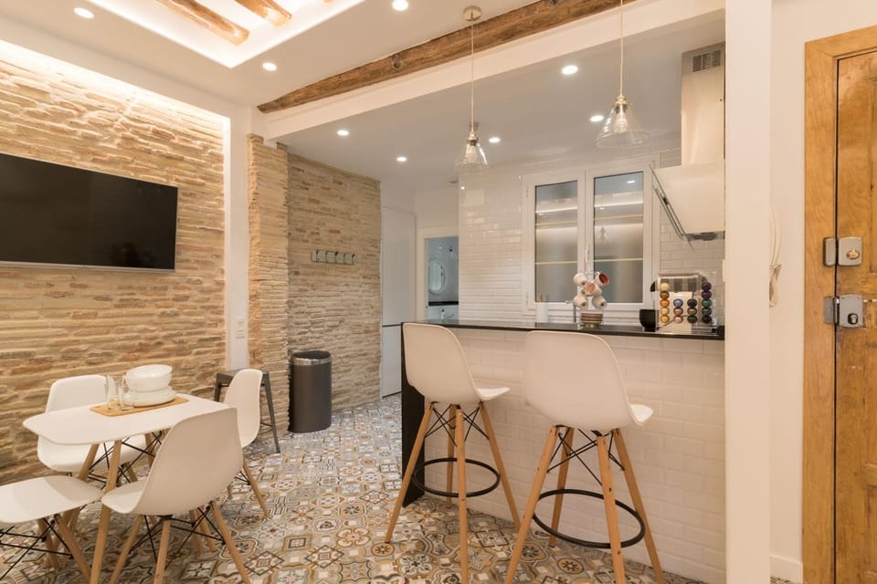 Kitchen or kitchenette, Dining area