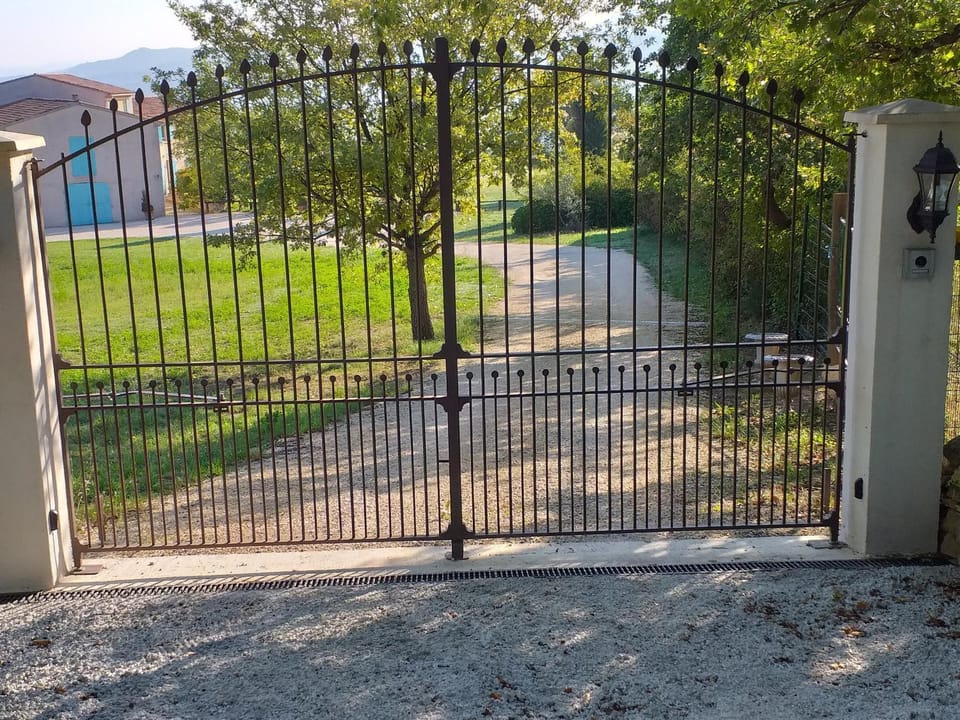 Cante Grillet - 295 Chemin des Contards - 84480 Lacoste Bed and Breakfast in Lacoste