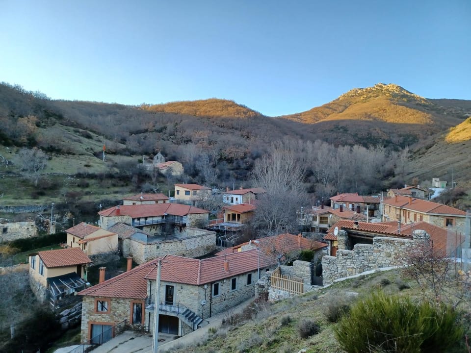 Neighbourhood, Bird's eye view, Mountain view