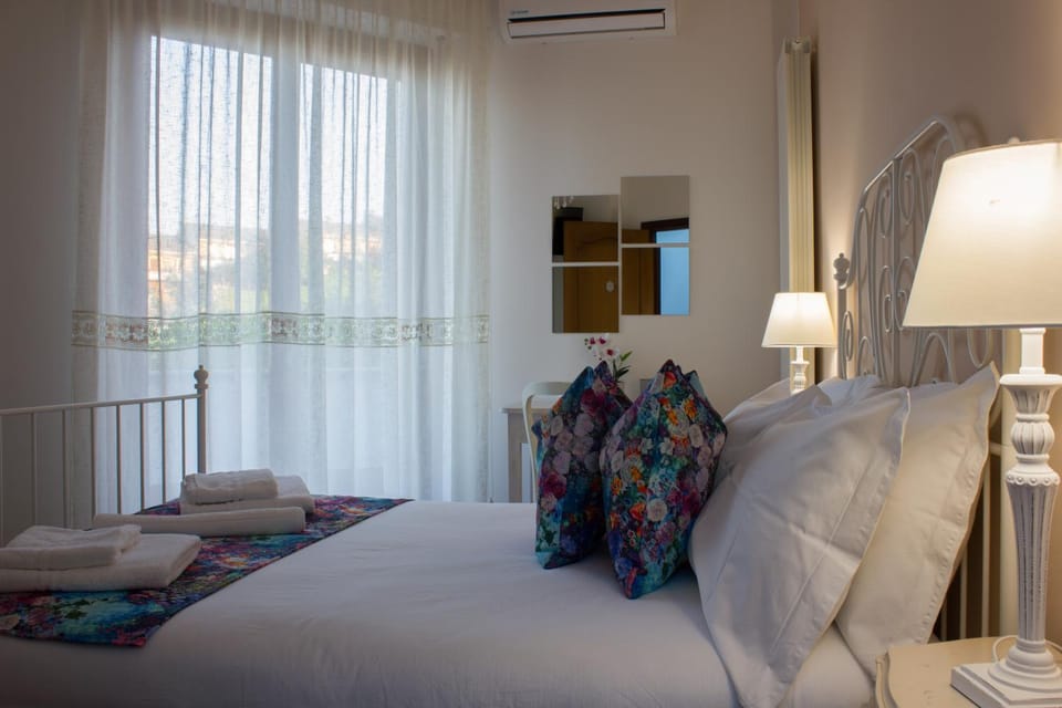 Bed, TV and multimedia, Photo of the whole room, Bedroom, towels, air conditioner