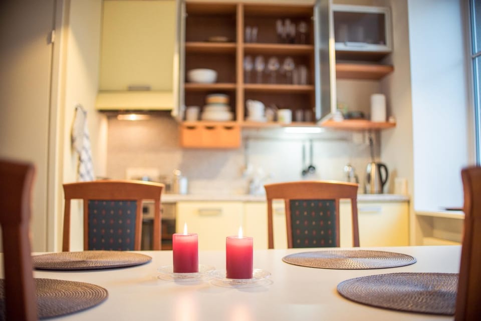Kitchen or kitchenette, Dining area
