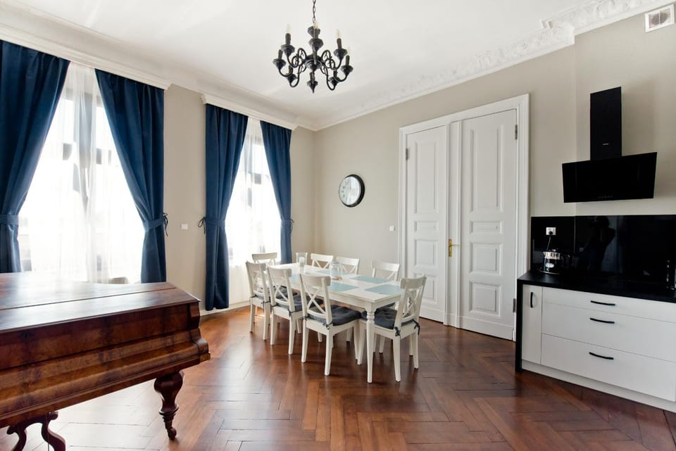 Kitchen or kitchenette, Seating area, Dining area