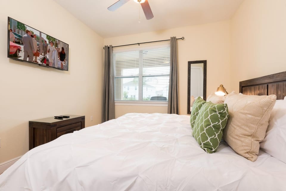 Photo of the whole room, Bedroom