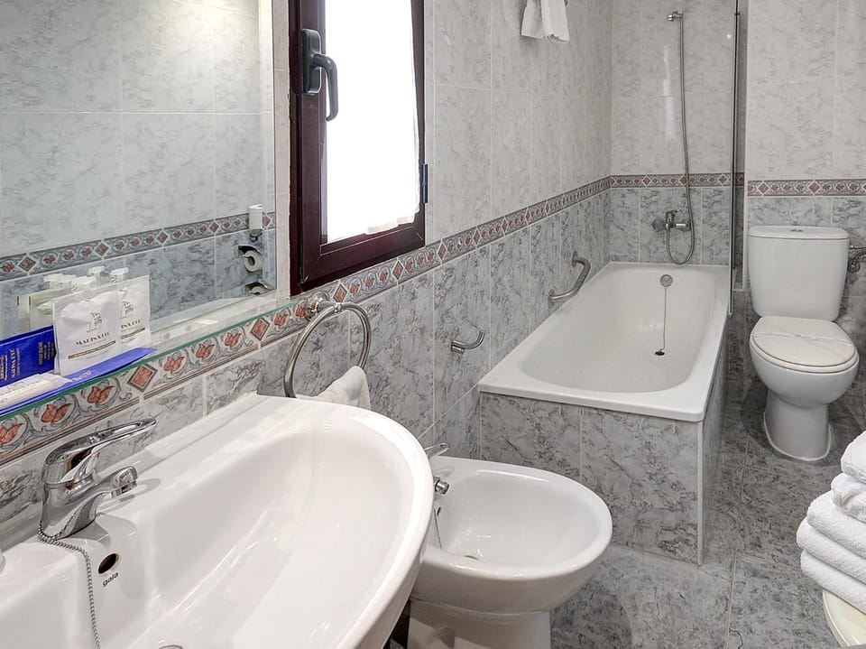 Shower, Toilet, Bathroom, Bath, bidet, towels