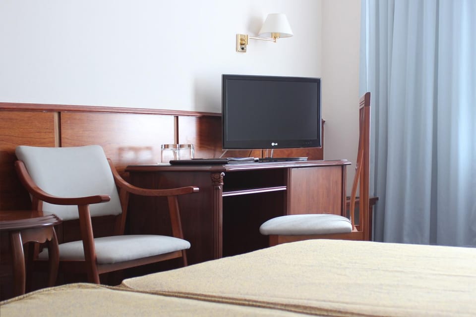 Communal lounge/ TV room, Bed, TV and multimedia, Photo of the whole room, Bedroom