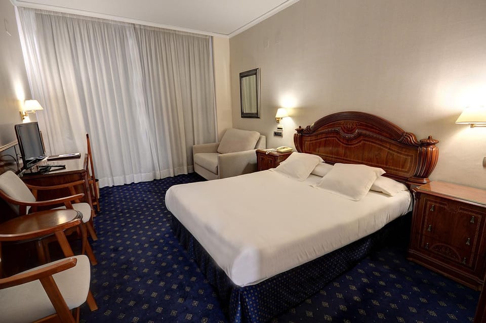 Bed, TV and multimedia, Living room, Photo of the whole room, Bedroom, towels