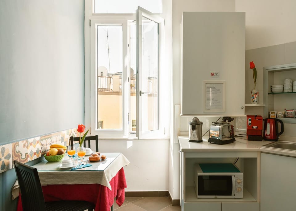 Coffee/tea facilities, Kitchen or kitchenette, Food and drinks, Dining area, minibar, stove, toaster
