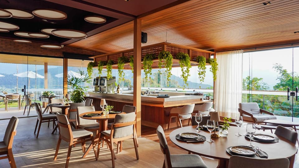 Restaurant/places to eat, Natural landscape, Food and drinks, Seating area, Dining area, Food, Mountain view