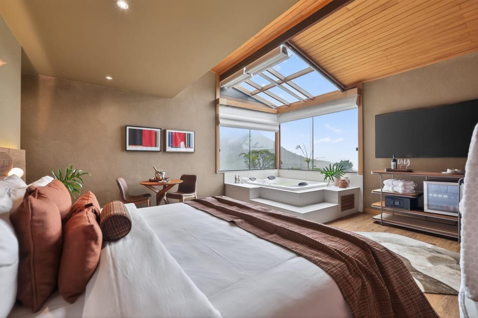 Bed, TV and multimedia, Photo of the whole room, Bedroom