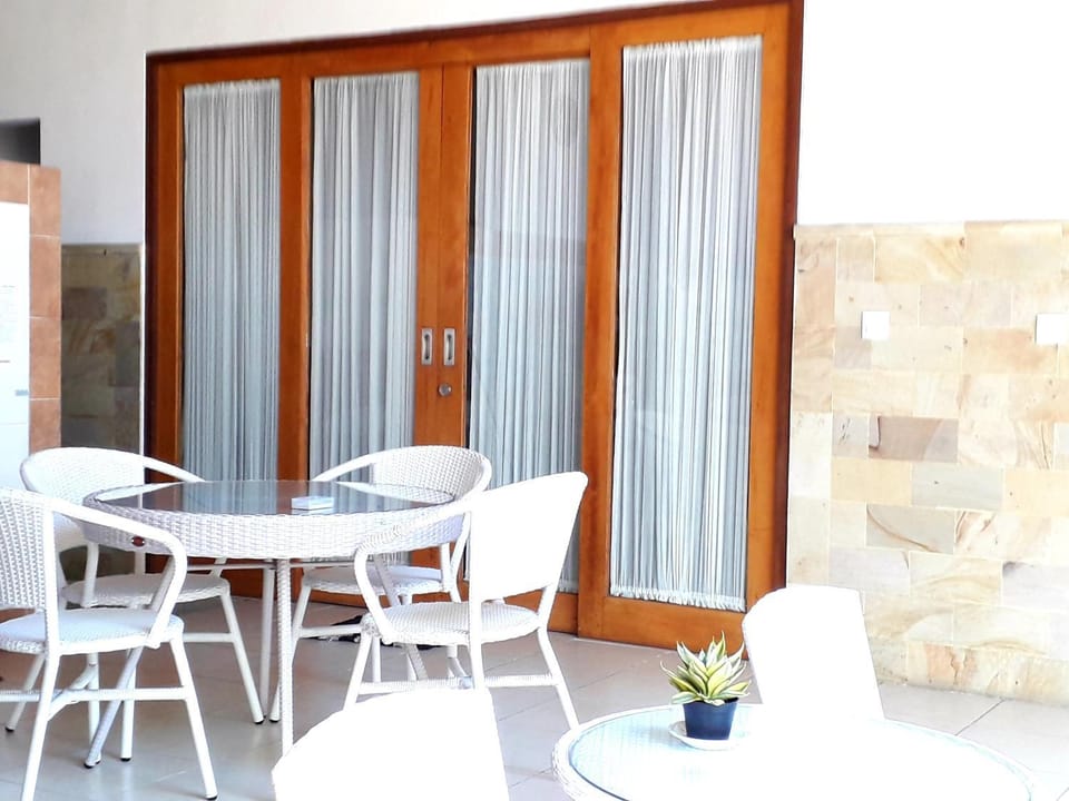 Seating area, Dining area
