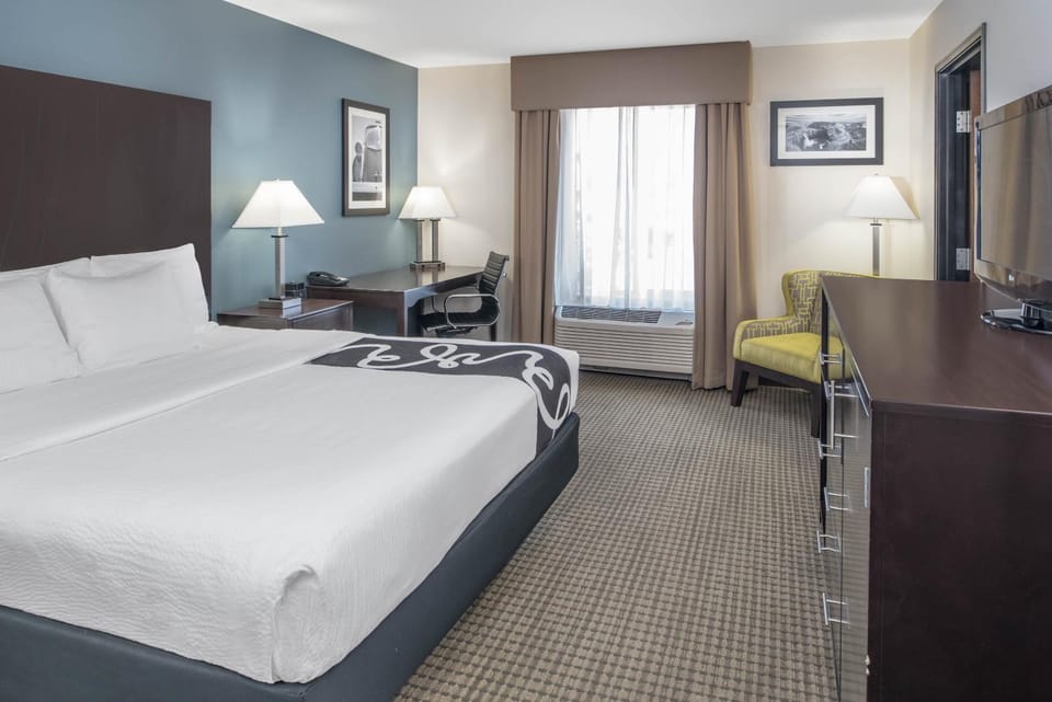 Bed, Other, Photo of the whole room, Decorative detail, Bedroom