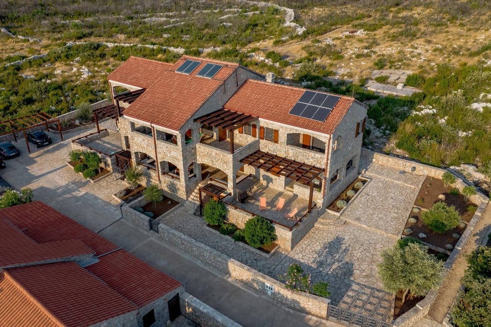 Facade/entrance, Bird's eye view